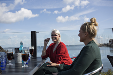 To kvinder sidder og nyder noget koldt at drikke på Amager