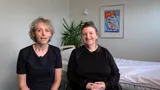 Terapeut og patient smiler