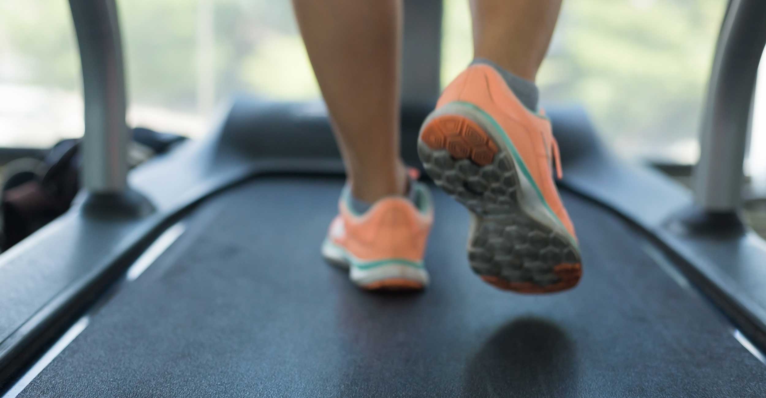 Person der står på et løbebånd