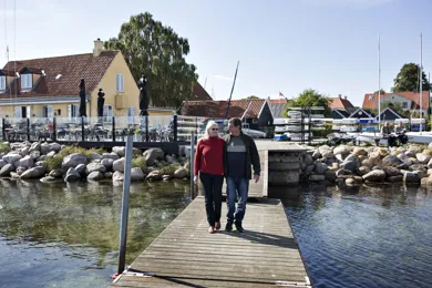 To personer gaar ved vandet og er glade