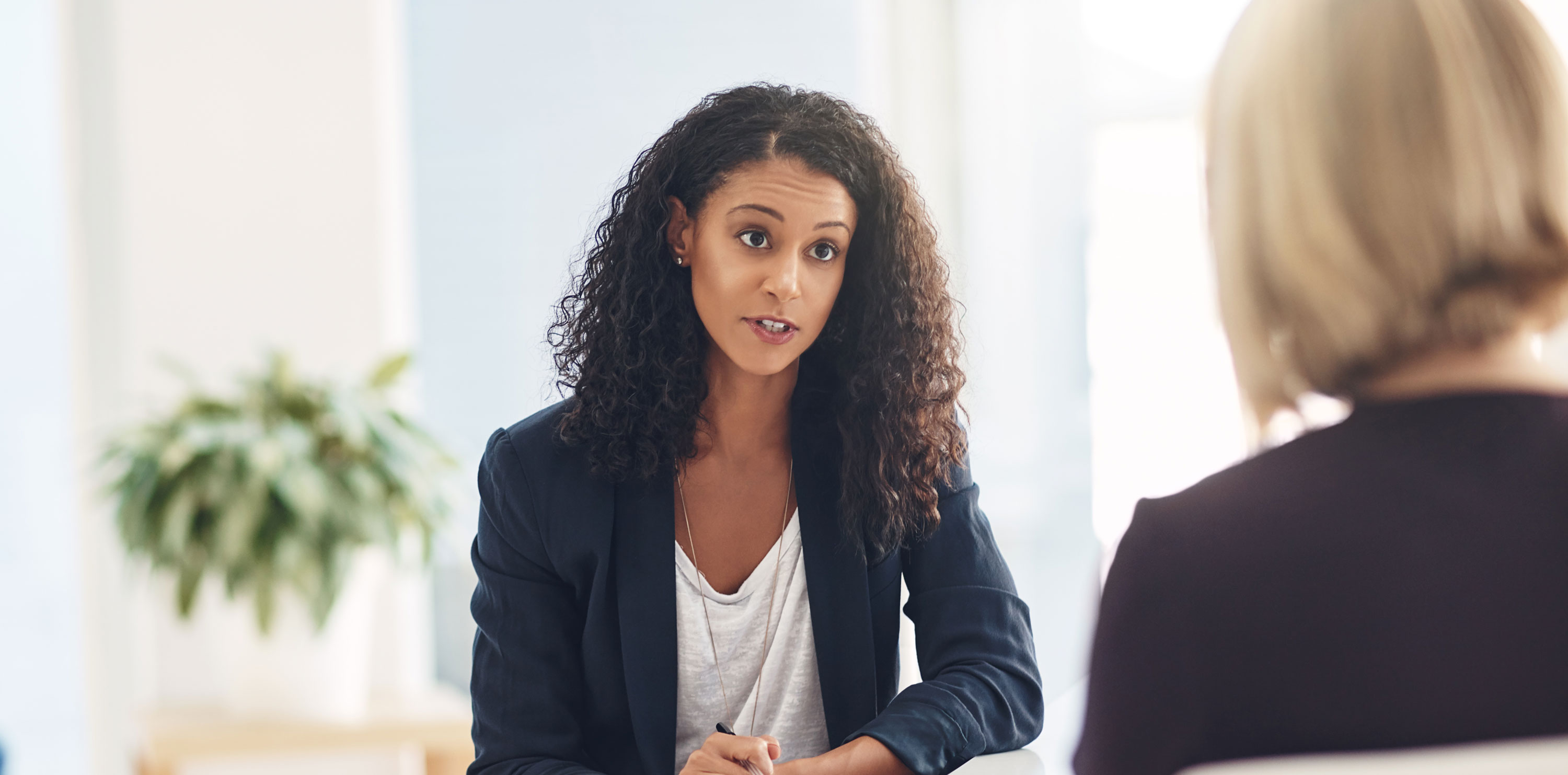 Kvinde der taler sammen med en anden kvinde