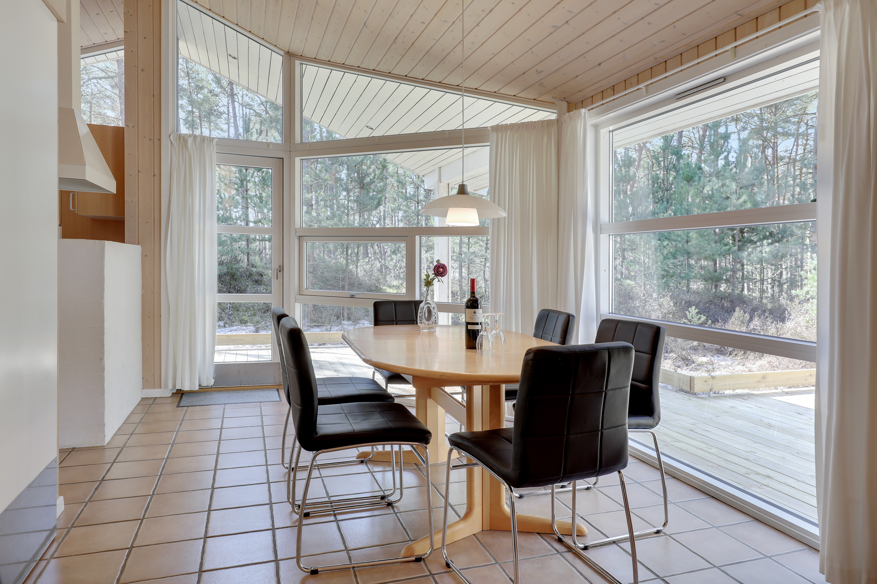 Nye billeder af stuen i sommerhuset i Dueodde.