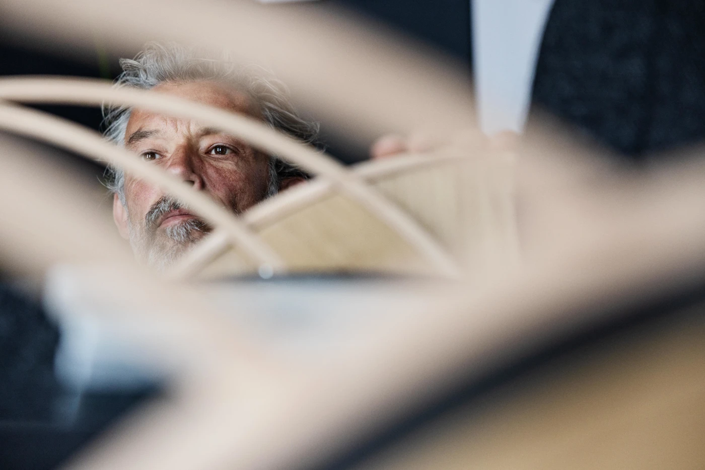 Designeren Sophus Bang studerer hans selvdesignede koerestol