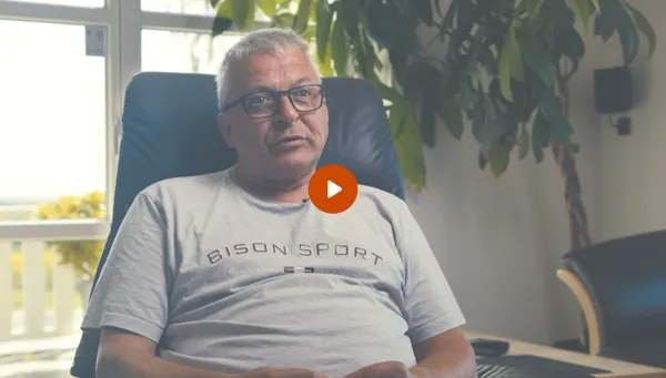Paarorende sidder i stol og fortaeller