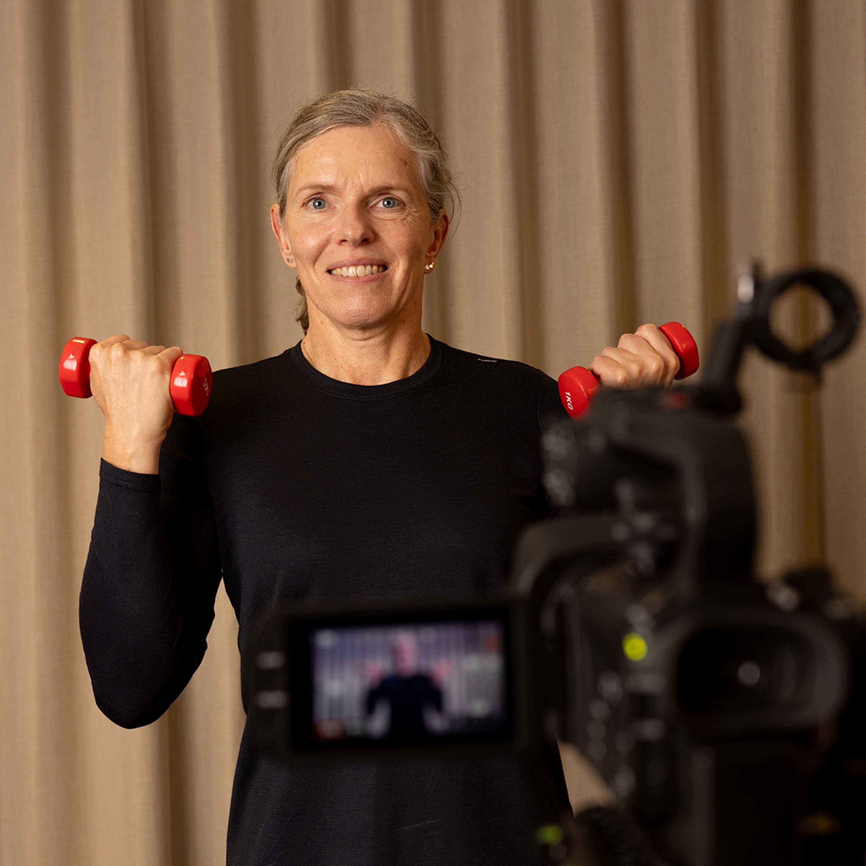 Fysioterapeut traener foran kamera