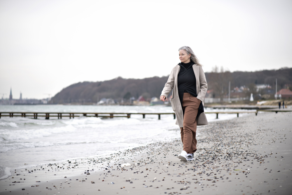 Tine holder meget af at gå ture på stranden