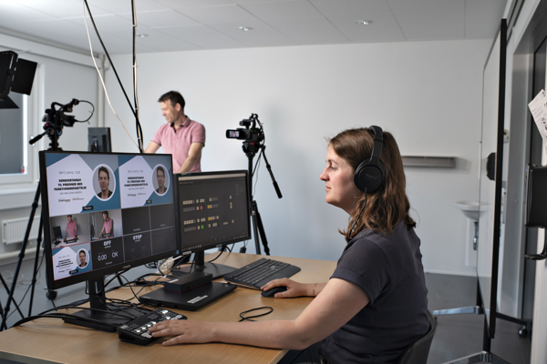 Medarbejdere laver webinar i studiet i Rødovre.