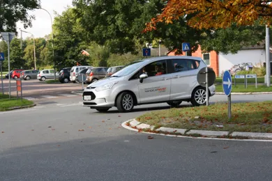 Koereskolebil i rundkoersel
