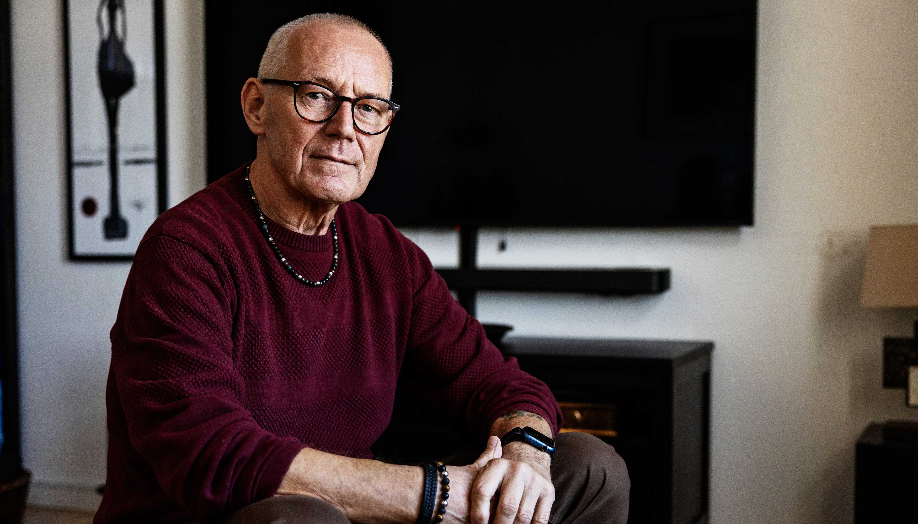 Erling Jensen sidder i sin stue