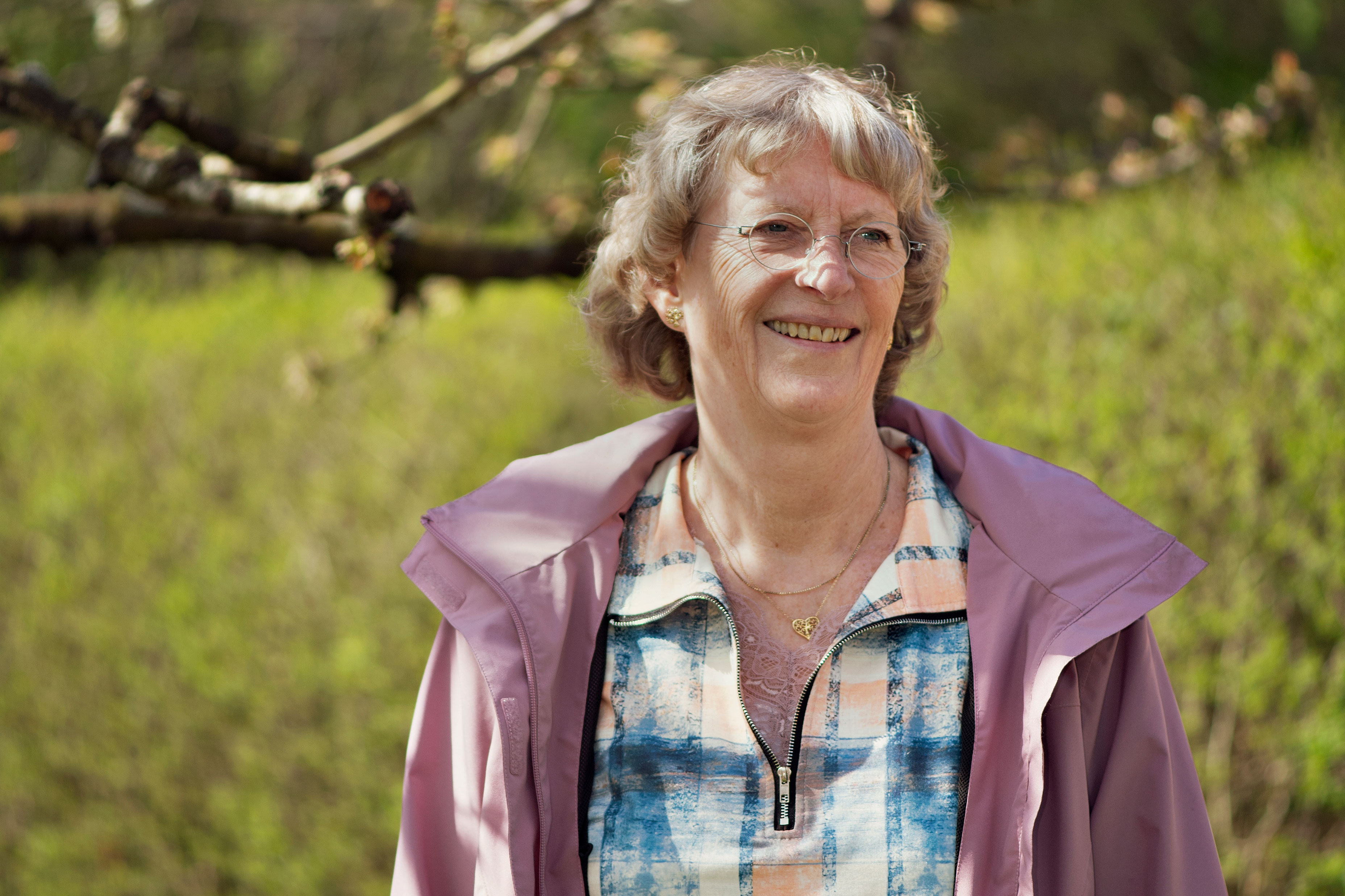 Kvinde smiler udenfor