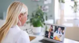 Kvinde deltager i et online moede.