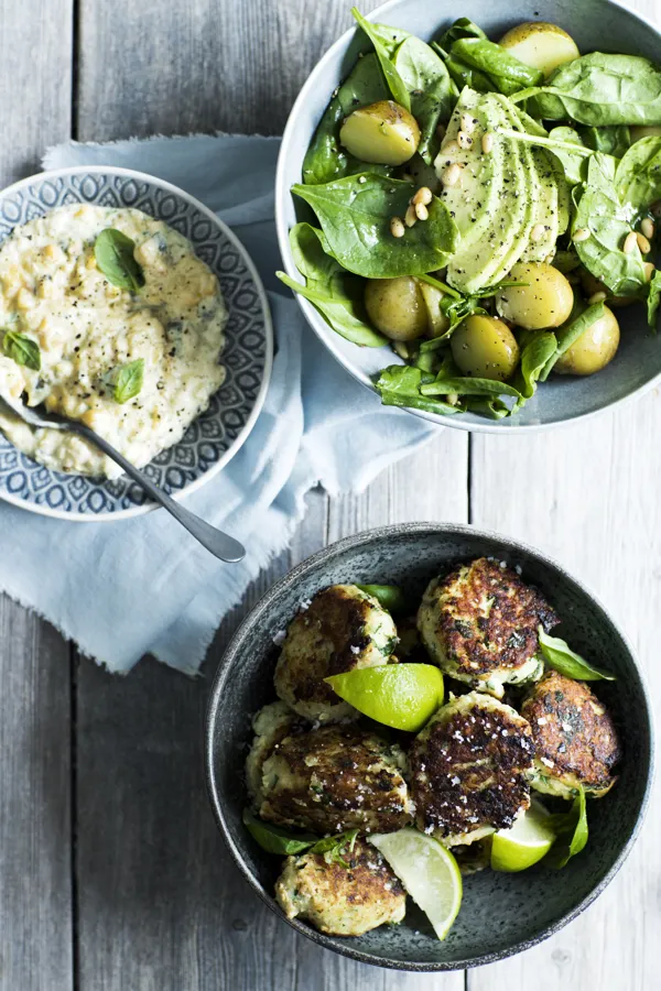 Grønne fiskedeller med agurke-remoulade og kartoffelsalat