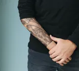 Person med armprotese