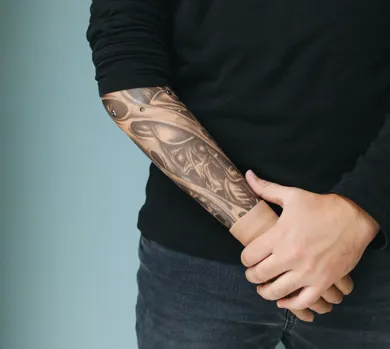 Person med armprotese