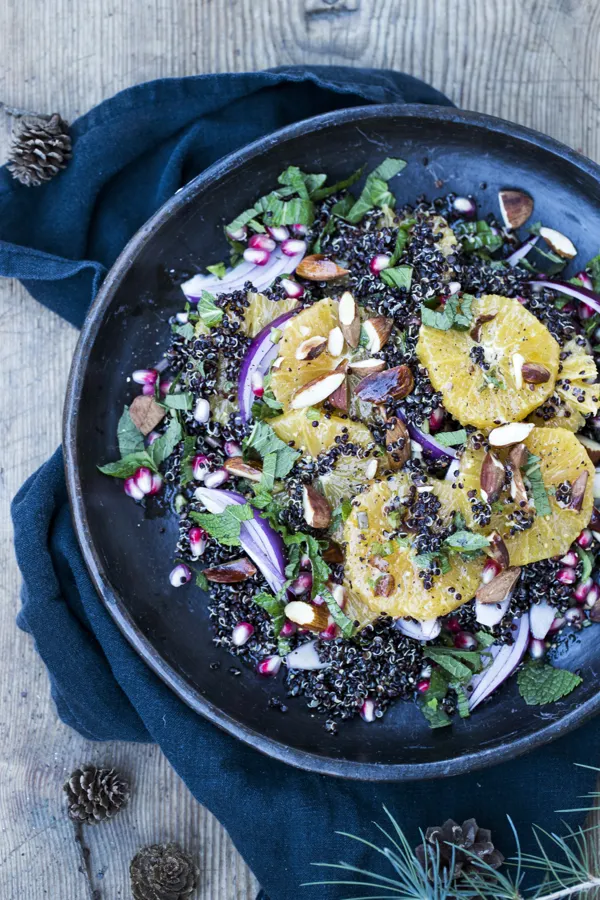 Appelsinsalat med quinoa, granatæble og mandler
