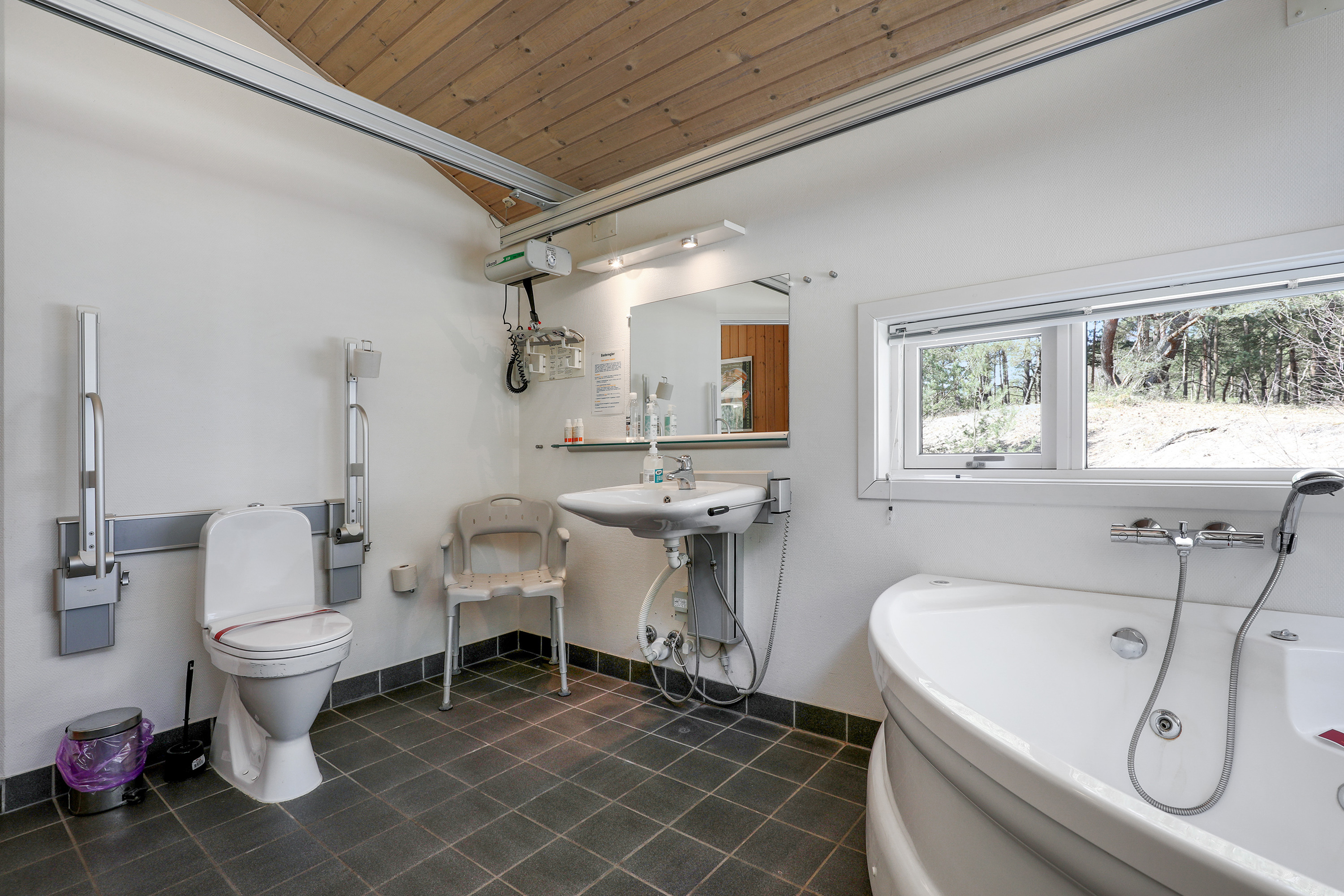 Nye billeder af badevaerelset i sommerhuset i Dueodde.